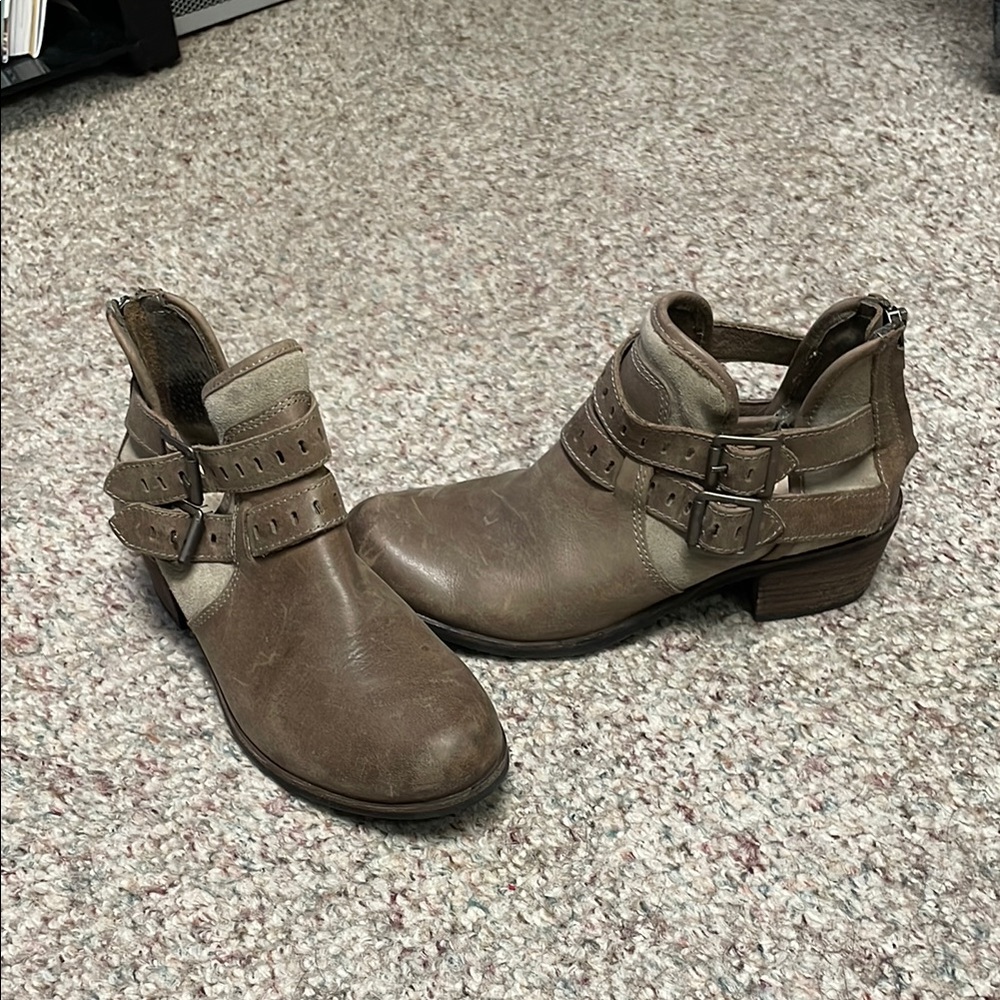 Ugg double buckle strap Ankle Boots